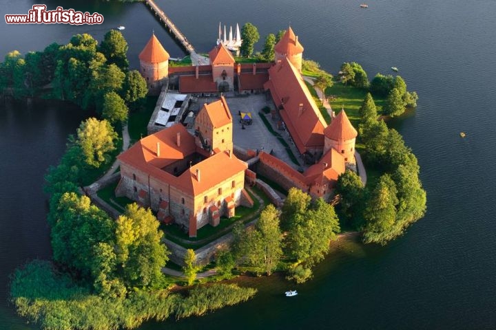 Immagine Veduta aerea del Castello di Trakai visto dalla mongolfiera - © vikau / Shutterstock.com