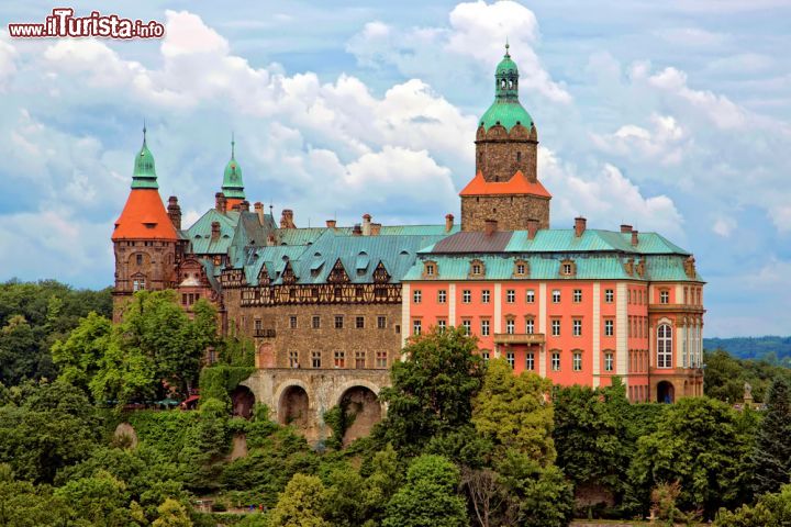 Immagine Una vista complessiva del castello di Ksiaz. Nei tunnel sotterranei del castello pare sia stato rinvenuto il treno carico d'oro dei nazisti, di cui da molti anni si raccontava l'esistenza - foto © Janusz Pienkowski / Shutterstock.com