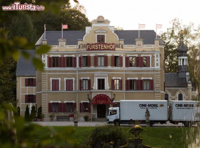 Immagine Il castello di Vagen con l'insegna dell'Hotel Furstenhof, dove viene girata la celebre serie televisiva di Tempesta d'amore - © Irmgard (Sucomo) - CC BY-SA 3.0  Wikimedia Commons