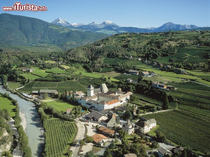 Immagine Valle dell'Isarco vicino a Bressanone: l'Abbazia di Novacella, una delle più importanti delle Alpi.