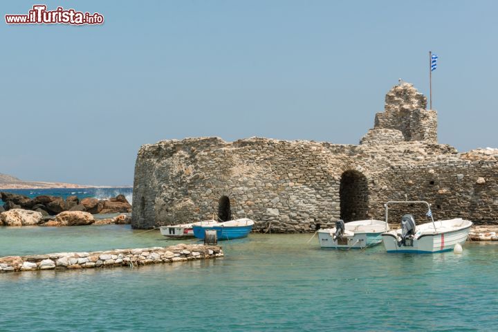 Immagine Il Castello Veneziano di Naoussa o Kasteli a Paros, Grecia. Anche se di dimensioni piuttosto ridotte, questa costruzione difensiva era decisamente importante in quanto dominava tutto il golfo di Naoussa: edificato dalla dinastia dei Sommaripa (XV° secolo), è un'opera di difesa alquanto particolare. E' infatti composta da frangiflutti visibili sotto la superficie del mare e da un muro che conduce ad una torre circolare costruita direttamente su una scogliera - © Natalia Bratslavsky / Shutterstock.com