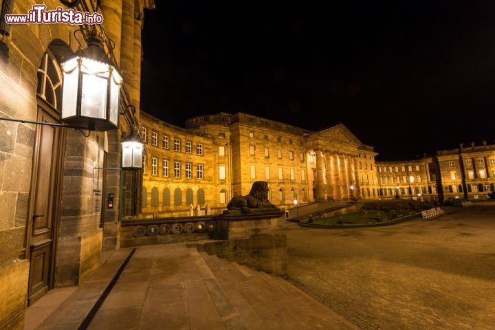 Immagine Foto notturna del castello di Wilhelmshoehe a Kassel, Germania - Fatto erigere nel 1786 sopra la città da Guglielmo IX° di Assia-Kassel, questo imponente palazzo è circondato da un ampio parco che offre molteplici vedute © teka / Shutterstock.com