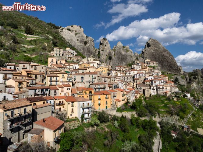 Immagine Castelmezzano è un celebre borgo della Basilicata, in posizione panoramica sulle Dolomiti Lucane. E' qui che si svolge il celebre Volo dell'Angelo, la discesa adrenalinica che collega la cittadina con la vicina Pietrapertosa, che si trova al di là di una profonda gole tra le montagne. Il volo si può compiere nelle due direzioni - © Stefano Guido / Shutterstock.com