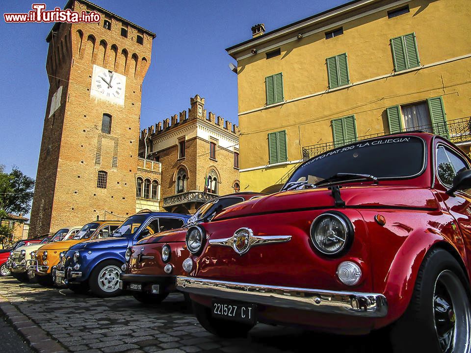 Immagine Castelnuovo Rangone, una vista del castello e la piazza principale durante un raduno di Fiat 500 - © Luca Nacchio, CC BY-SA 4.0, Wikipedia