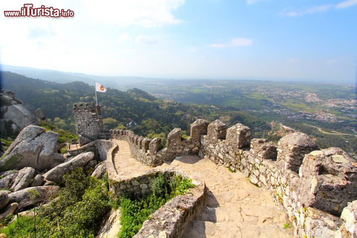 Immagine Castelo Dos Mouros, Sintra: il castello fu costruito nel IX secolo dagli Arabi, prima di essere occupato da Dom Alfonso Henriques nel XII secolo - foto © Sergei Aleshin / Shutterstock.com