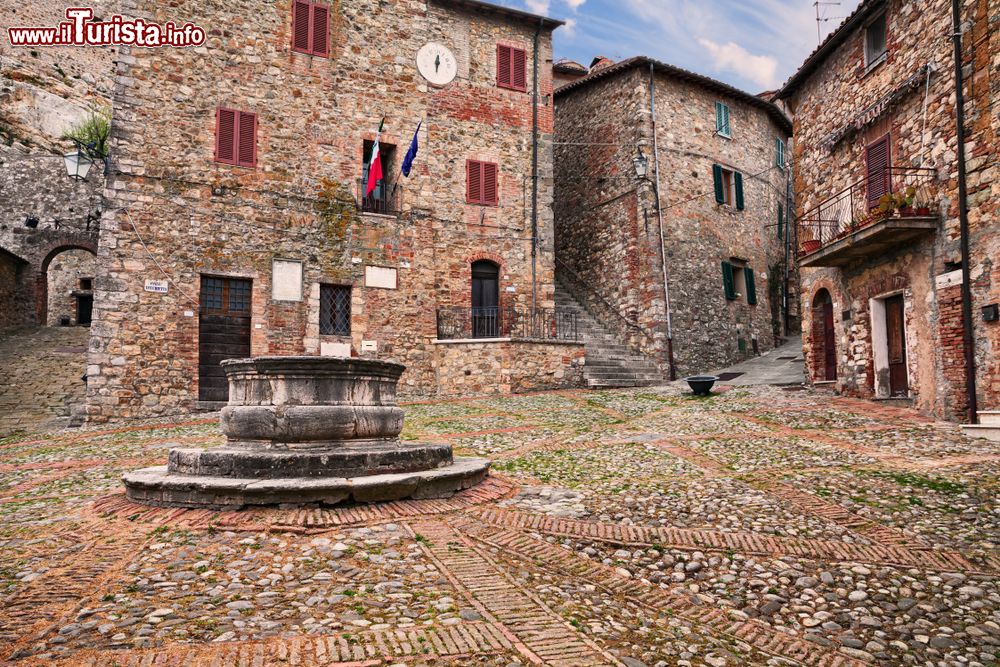 Immagine Castiglione d'Orcia, provincia di Siena: una piazza del borgo medievale della Toscana