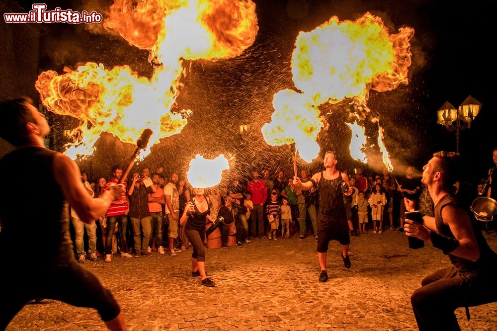 Immagine Castignano, Marche: il Templaria Festival ad agosto, Uno spettacolo di Saltimbalchi e mangiafuoco  - © www.templaria.it/