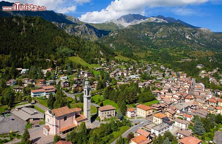 Immagine Castione della Presolana, vista dall'alto del centro storico - © www.presolanaholidays.com