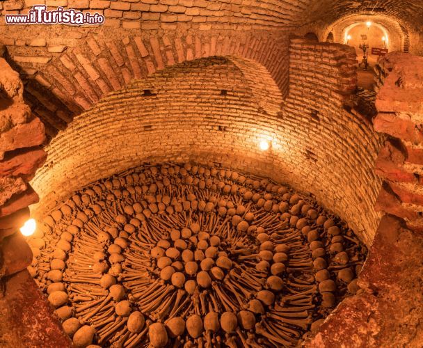 Immagine Le catacombe all'interno del Monastero di San Francisco, nel centro di Lima (Perù). Si ritiene che qui siano custodite salmeno 70.000 ossa umane - foto © Christian Vinces