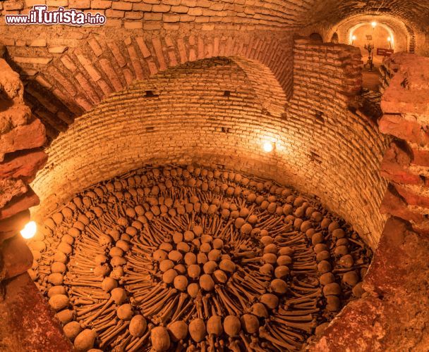 Immagine Le catacombe all'interno del Monastero di San Francisco, nel centro di Lima (Perù). Si ritiene che qui siano custodite salmeno 70.000 ossa umane - foto © Christian Vinces