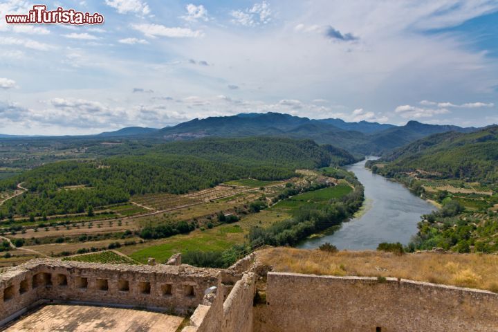 Immagine Catalogna: il paesaggio che si gode dalla fortezza di Miravet sul fiume Ebro