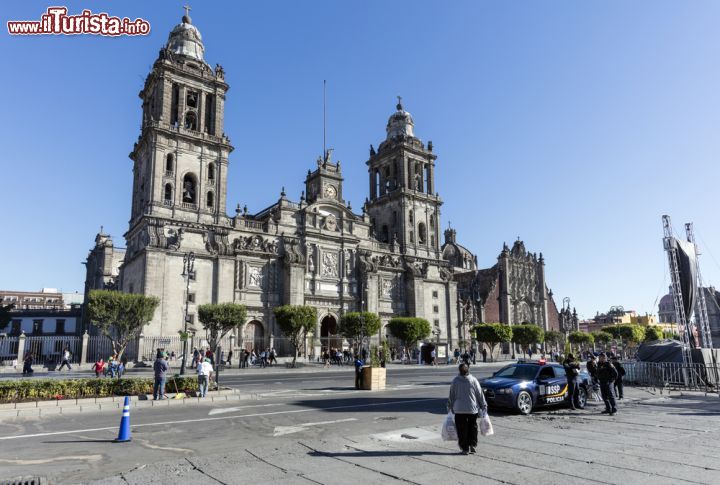 Immagine Una mattinata in Plaza de la Constitución - lo Zócalo - di Città del Messico con il consueto viavai di persone sul marcipede di fronte alla Catedral Metropolitana - foto © posztos / Shutterstock.com