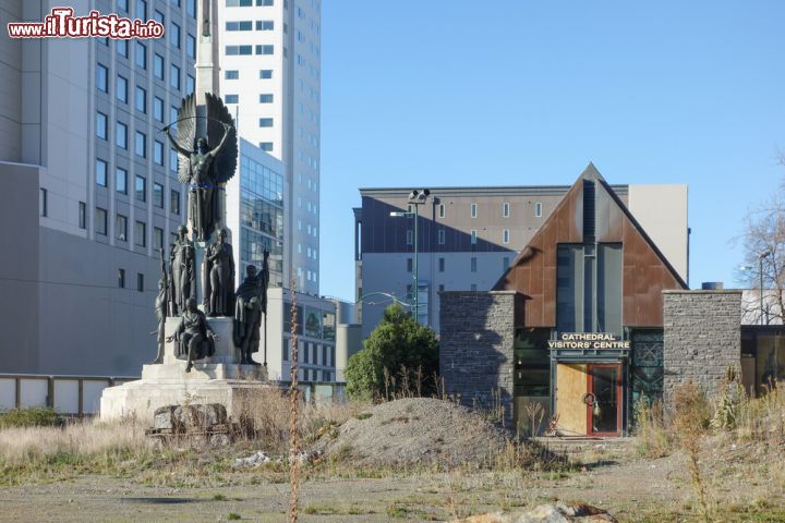 Immagine Cathedral Visitor Center dopo il terremoto di Christchurch. Inaugurato ufficialmente dalla regina Elisabetta II nel Novembre del 1995, il centro visitatori è stato riprogettato dall'architetto Alun Wilkie per ospitare le oltre 300 mila persone che ogni anno visitano la cattedrale della città. La sua costruzione è costata circa 1.4 milioni di dollari - © alarico / Shutterstock.com
