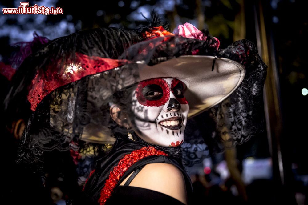 Immagine Ragazza tradizonalmente vestita da Catrina, uno scheletro con sombrero, per la sfilata del Giorno dei Morti a Città del Messico.
