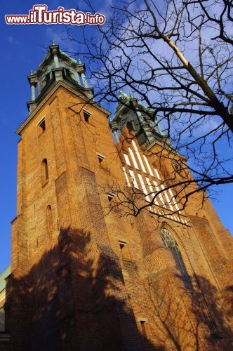 Immagine Dettaglio della cattedrale di Poznan, Polonia - Si innalza con le sue due alte torri la cattedrale gotica consacrata nel 1880