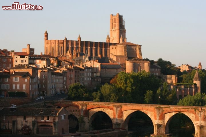 Immagine La Cattedrale di Santa Cecilia domina lo skyline del centro storico di Albi (Occitanie).