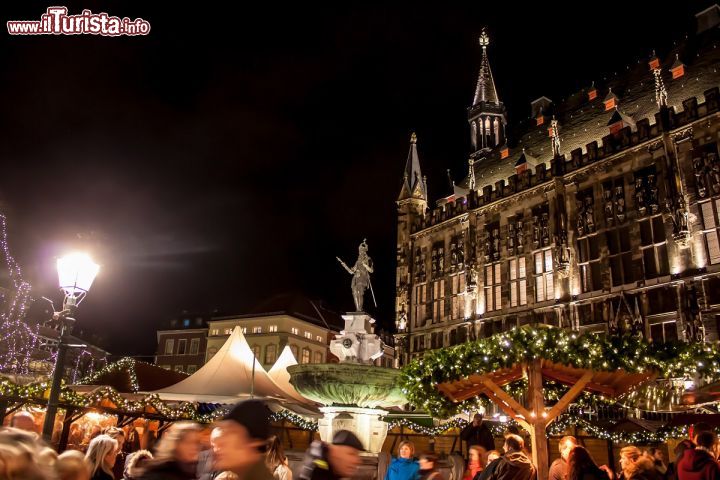 Immagine I mercatini di Natale sotto la Cattedrale di Aachen (Aquisgrana) - © Matyas Rehak / Shutterstock.com