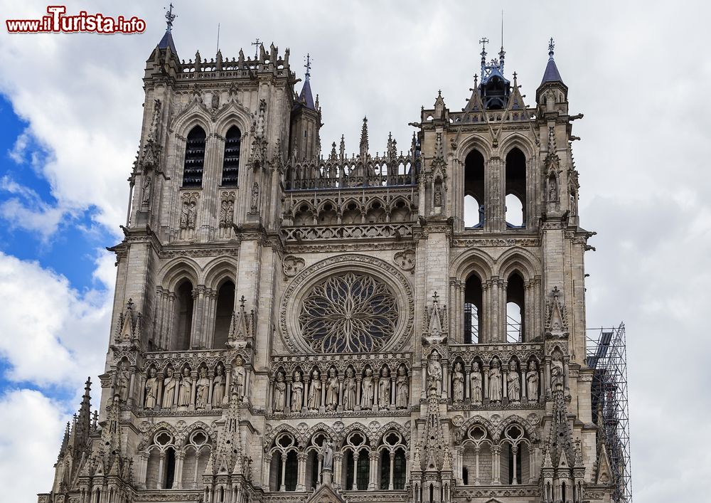 Immagine La cattedrale cattolica di Nostra Signora di Amiens, Piccardia, Francia. Dal 1981 è patrimonio Unesco. Gruppi scultorei e decorazioni impreziosiscono la facciata di questo splendido esempio di gotico classico.