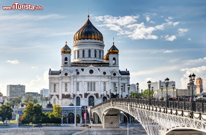 Immagine Cattedrale del Cristo Salvatore di Mosca, Russia - Questa chiesa ortodossa orientale dedicata a Gesù Salvatore è stata edificata in stile neobizantino. L'inizio della sua costruzione è avvenuto nel 1812; venne poi demolita nel 1931 e ricostruita © Reidl / Shutterstock.com