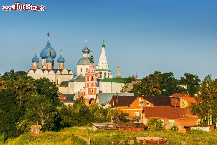 Immagine Cattedrale della Natività a Suzdal, Russia - Costruita all'epoca di Vladimir II° Monomaco, la cattedrale della Natività è una delle più antiche chiese di Suzdal. Nel corso degli anni '30 del 1900 la cattedrale fu chiusa al culto per via della politica antireligiosa perseguita dalle autorità sovietiche. Solo nel 1991 l'edificio fu restituito alla chiesa ortodossa russa ospitando le prime funzioni liturgiche solenni in occasione del Natale © BestPhotoStudio / Shutterstock.com