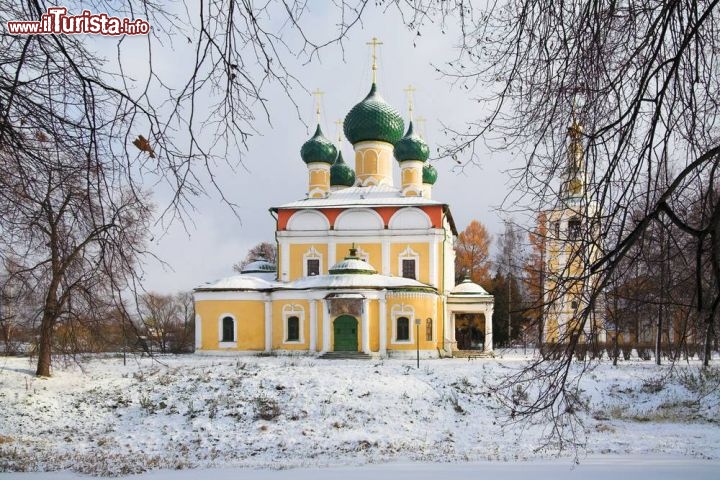 Immagine La cattedrale della Trasfigurazione nel Cremlino di Uglich, Russia. L'edificio religioso riprende l'archetipo della chiesa ortodossa. La facciata chiara è caratterizzata da alcune cupole a cipolla di colore verde scuro; al suo interno vi sono affreschi molto simili a quelli delle icone anche se influenzati dalla pittura occidentale, in particolare quella di Raffaello - © Mikhail Markovskiy / shutterstock.com