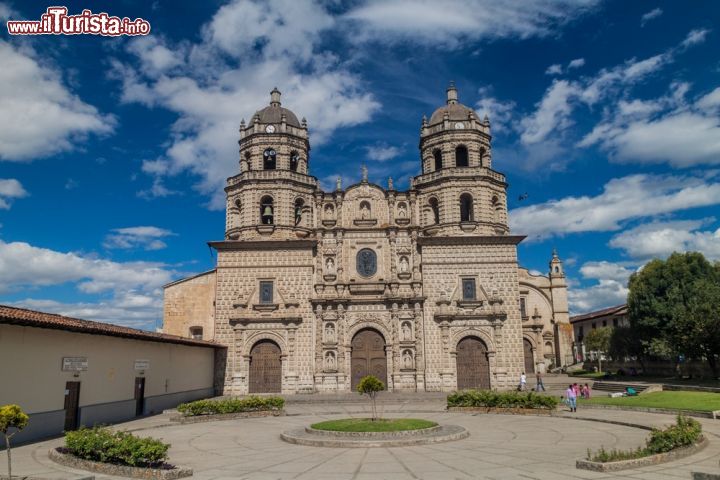 Immagine Cattedrale di Cajamarca, Perù. Nota anche come Chiesa Madre di Santa Catalina, la cattedrale della città è uno degli esempi di architettura in stile barocco peruviano. La facciata combina armoniosamente colonne, cornici e nicchie scolpite - © Matyas Rehak / Shutterstock.com