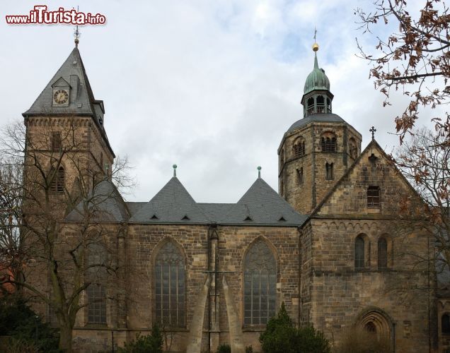 Immagine Cattedrale di Hameln, Germania. Già abbazia di monaci agostiniani, il duomo cittadino, oggi chiesa protestante, è un bell'edificio costruito in epoche diverse con forme romaniche e gotiche con due torri, una sulla facciata gotica e l'altra sulla crociera romanica come l'abside - © Philip Lange / Shutterstock.com