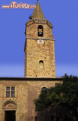 Immagine La cattedrale di Nostra Signora e San Leonzio a Frejus, Francia. Questa bella chiesa a due navate è caratterizzata da un chiostro romanico a due piani, dal battistero ottagonale e dal campanile che si erge sopra il nartece - © David Hughes / Shutterstock.com