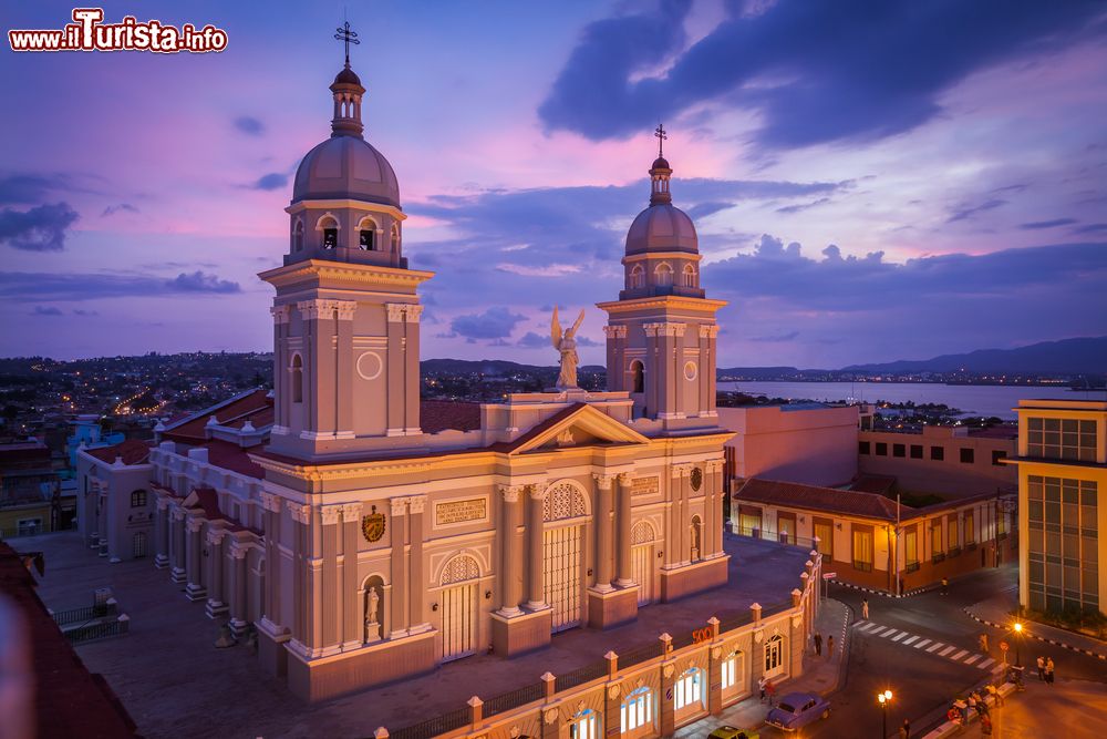Immagine La cattedrale di Nuestra Señora de la Asunción in una foto serale a Santiago de Cuba.