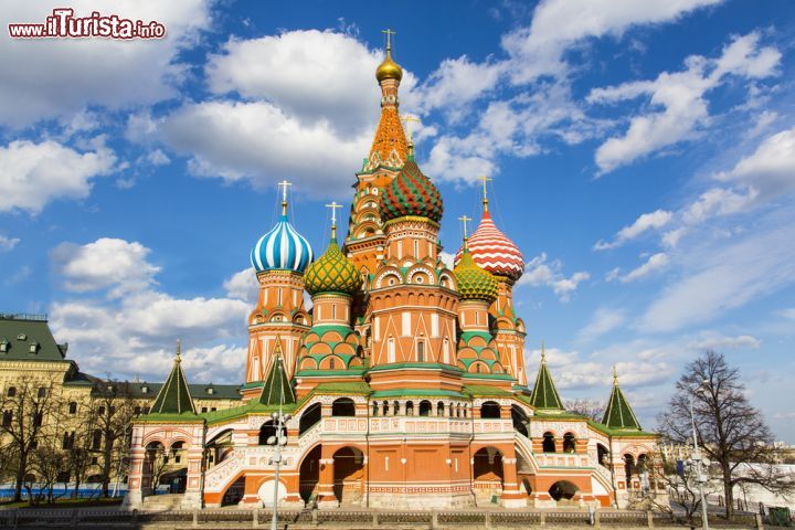 Immagine Cattedrale di San Basilio a Mosca, Russia - La sua forma che ricorda le fiamme di un falò che sale verso il cielo non ha analoghi nell'architettura russa. La cattedrale dell'Intercessione della Madre di Gesù sul Fossato, più nota come cattedrale di San Basilio, è un edificio ortodosso russo eretto sulla Piazza Rossa tra il 1555 e il 1561. A volerla fu Ivan IV° di Russia per commemorare la conquista di Kazan e Astrachan © alex83 / Shutterstock.com
