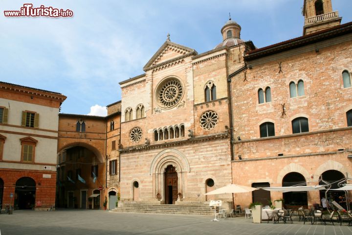Immagine La Cattedrale di San Feliciano in centro a Foligno (Umbria) - © onairda / Shutterstock.com