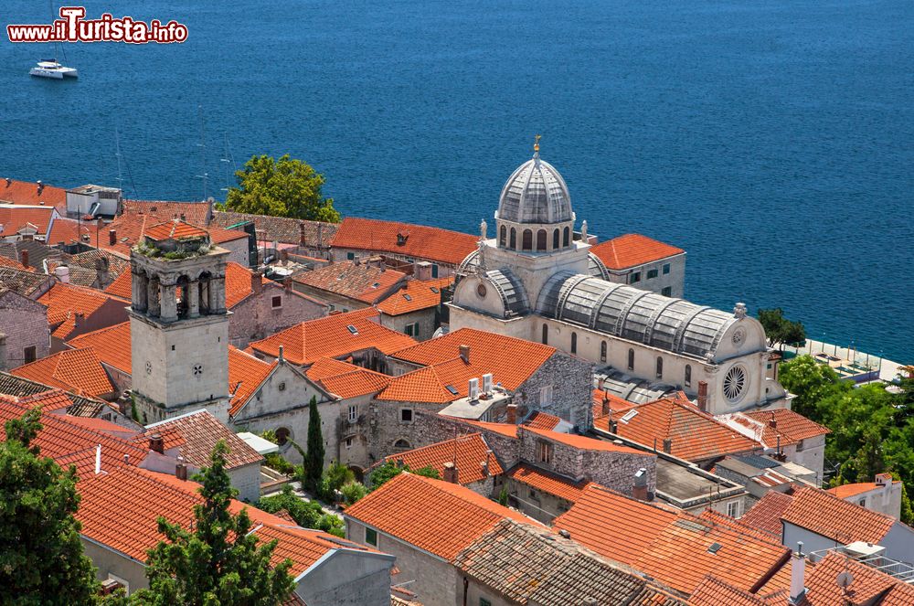 Immagine Il bianco della pietra della Cattedrale di San Giacomo spicca in mezzo al rosso dei tetti di Sibenik e al blu del Mare Adriatico della Croazia.