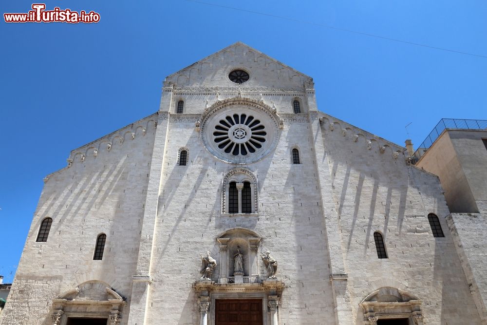 Immagine La cattedrale di San Sabino a Bari, Puglia, Italia. A pochi passi dal castello di Bari sorge questo imponente edificio religioso che conserva importanti reperti archeologici.