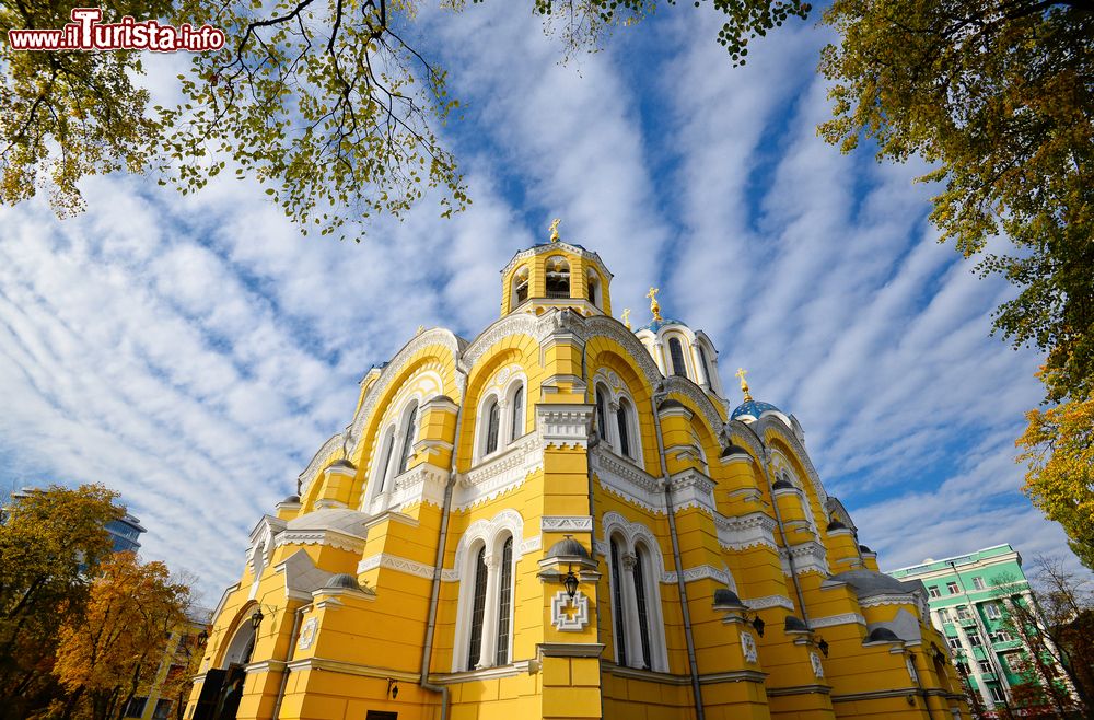 Immagine La cattedrale di San Vladimiro a Kiev, Ucraina. Una pittoresca immagine dell'edificio religioso scattata sotto un cielo coperto di nuvole.