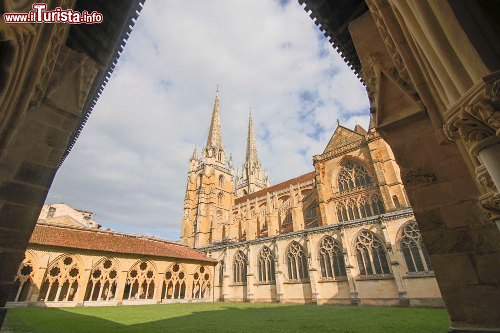 Immagine La cattedrale di Santa Maria a Bayonne vista attraverso il chiostro, Nuova Aquitania (Francia).