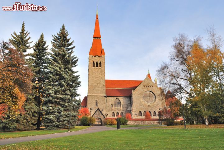 Immagine Cattedrale di Tampere, Finlandia -  Edificio di culto luterano evangelico, la cattedrale di Tampere nel 1907 è stata consacrata e dedicata a San Giovanni. Famosa per i suoi affreschi dipinti da Hugo Simberg, ospita al suo interno anche una pala d'altare che rappresenta la futura risurrezione di persone di tutte le razze. Sede della diocesi cittadina, la cattedrale è uno dei più pregevoli esempi di architettura del romanticismo nazionalista finlandese © Estea / Shutterstock.com