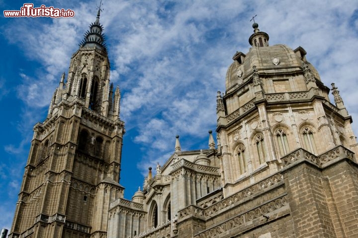 Immagine La cattedrale di Santa Maria di Toledo risale al 1226, quando regnava Ferdinando III, ma fu completata solo nel 1493, epoca dei re cattolici. Considerata il capolavoro dell'arte gotica spagnola, la si può ammirare nella stessa piazza in cui sorgono il Municipio e il Palazzo Arcivescovile - © David Acosta Allely / Shutterstock.com