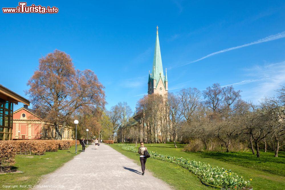 Immagine Cattedrale e campanile di Linkoping, Svezia: realizzata in stile gotico, questa maestosa chiesa è caratterizzata da grandi vetrate - © Rolf_52 / Shutterstock.com