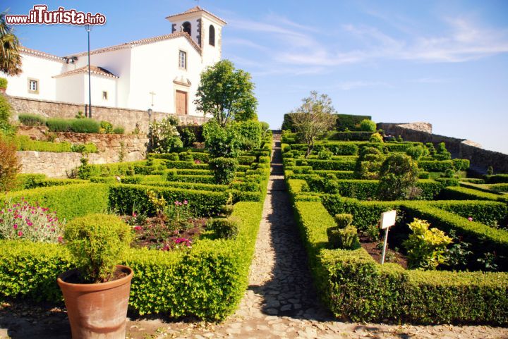 Immagine Cattedrale e giardini nel villaggio medievale di Marvao, Portogallo - © InnaFelker / Shutterstock.com