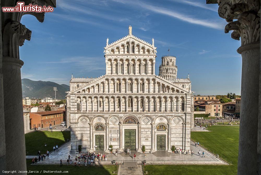 Immagine La Cattedrale e la Torre Pendente in Piazza dei Miracoli, Pisa, Toscana. La costruzione del duomo di Santa Maria Assunta iniziò nel 1063 su progetto dell'architetto Buscheto; quella del campanile, noto come Torre di Pisa, 110 anni più tardi - © Jaione_Garcia / Shutterstock.com