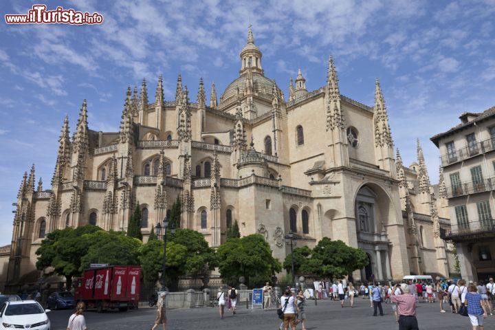 Immagine Cattedrale di Segovia, Spagna - Lo stile è gotico anche se con tratti tipicamente rinascimentali. Dedicata all'Assunzione di Maria Vergine, l'imponente cattedrale con la sua alta torre campanaria di 100 metri fu costruita a partire dal 1525 su progetto dell'architetto Juan Gil de Hontanon. La consacrazione avvenne solo nel 1768 © Papa Bravo / Shutterstock.com