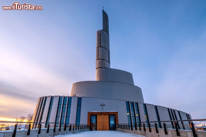 Immagine La si può ammirare nel centro cittadino di Alta: la cattedrale della Luce del Nord è una caratteristica costruzione moderna rivestita in titanio la cui spirale alta 47 metri riflette la luce artica. Proprio da questa peculiarità ne deriva il nome - © mcdonaldkar / Shutterstock.com