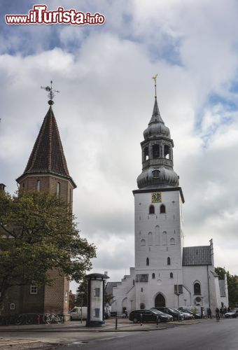 Immagine La cattedrale di St.Budolf ad Aalborg, (Danimarca) fu costruita in stile gotico alla fine del XIV secolo - foto © Frank Bach / Shutterstock.com