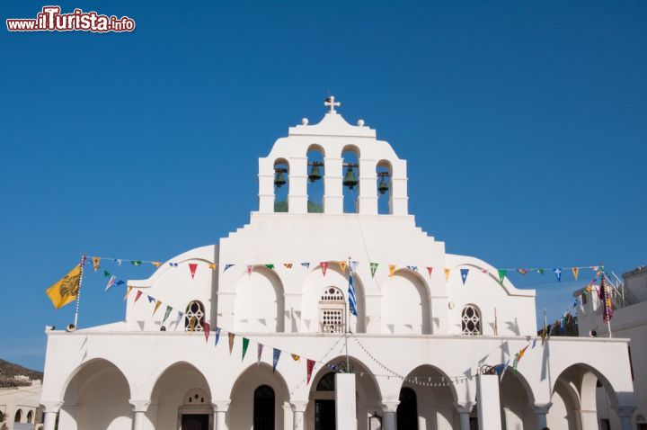 Immagine Cattedrale di Zoodochos Pigi a Naxos, Grecia - Situata nel nord della città nelle vicinanze del porto, la cattedrale ortodossa di Zoodochos Pigi venne costruita attorno al 1787 in onore della Madonna fonte della vita. All'interno si possono ammirare bellissimi affreschi che decorano riccamente la chiesa. Si ritiene che le colonne monolitiche in granito siano state trasferite dal tempio di Apollo di Delo © Alberto Loyo / Shutterstock.com