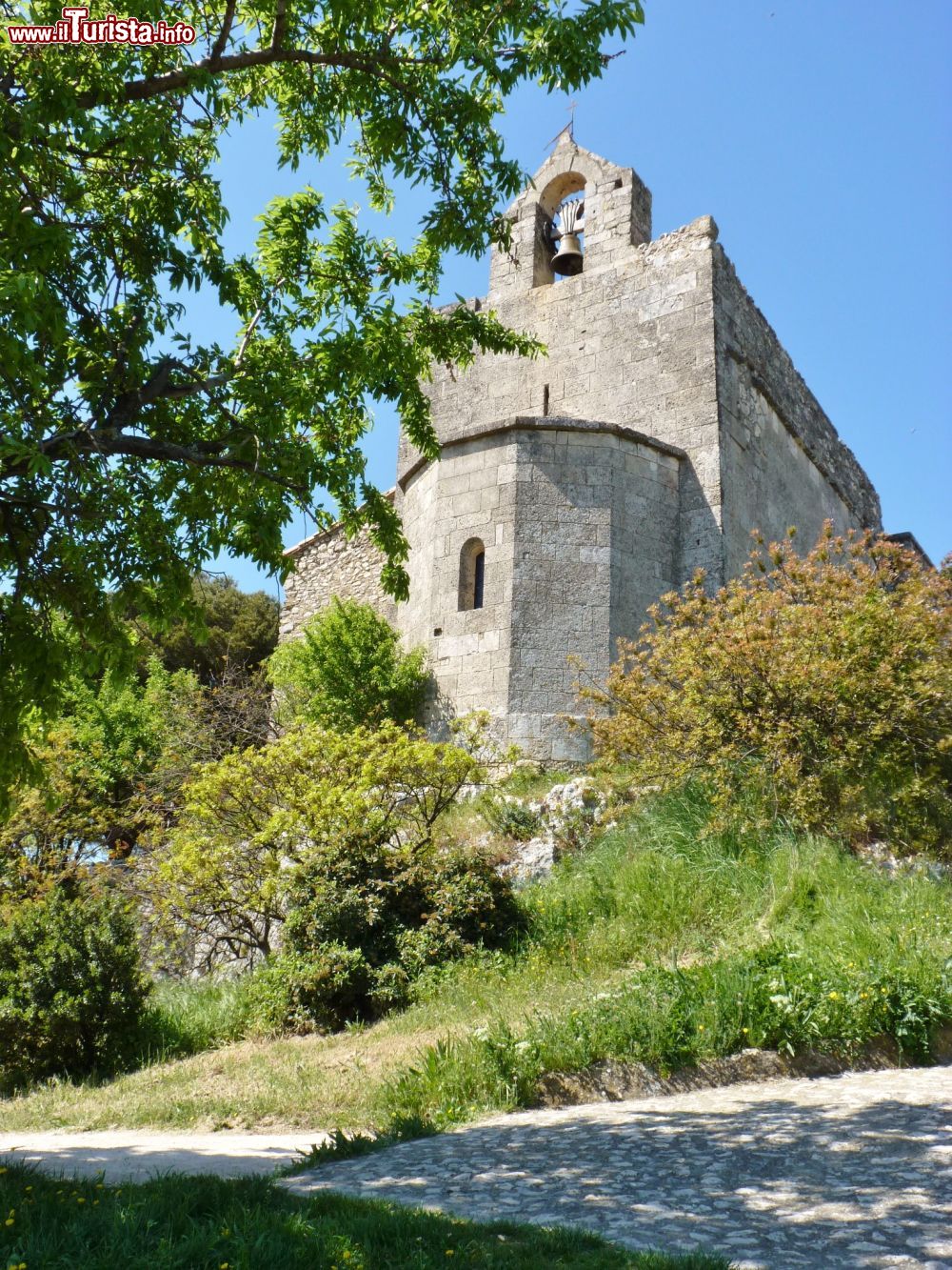 Immagine Cavaillon, Francia: la Chapelle Saint Jacques. La cappella domina la città dall'alto della collina di St Jacques - foto © OTLMV