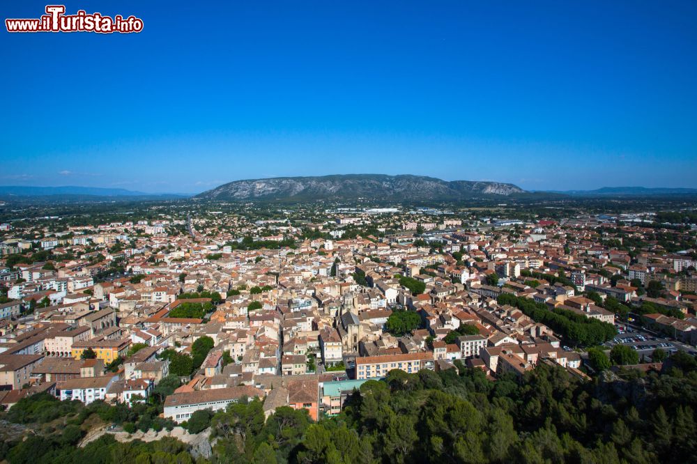 Immagine Vista panoramica della città di Cavaillon. Siamo nella zona occidentale del Massiccio del Luberon (Provenza, Francia) - foto © OTLMV - Giraud