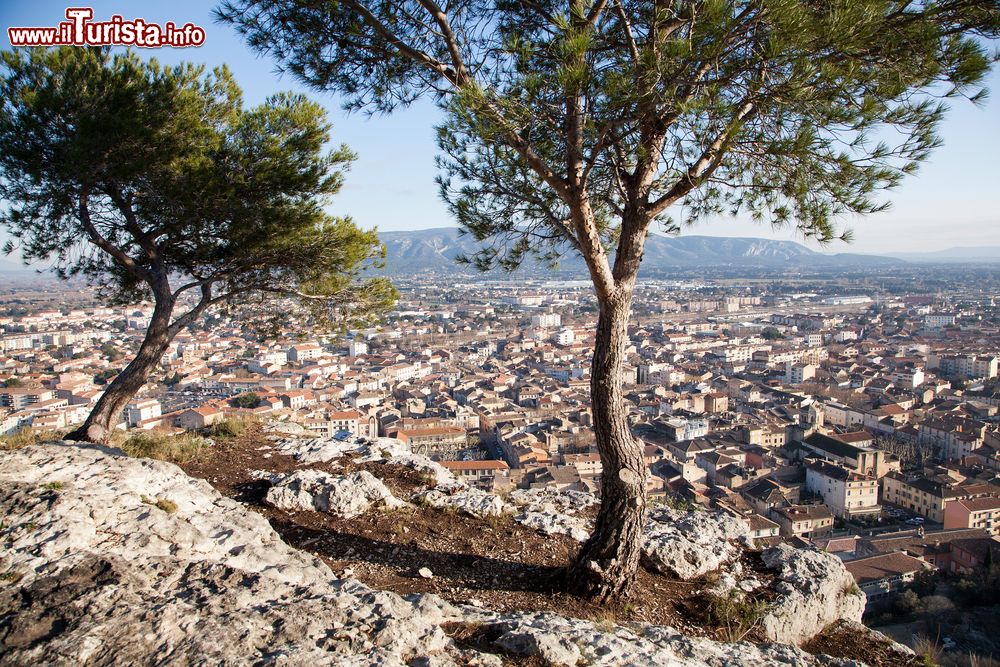 Immagine Veduta di Cavaillon e del Massiccio del Luberon. Siamo nel dipartimento della Vaucluse, nella regione Provenza-Alpi-Costa Azzurra (Francia) - foto © Shutterstock