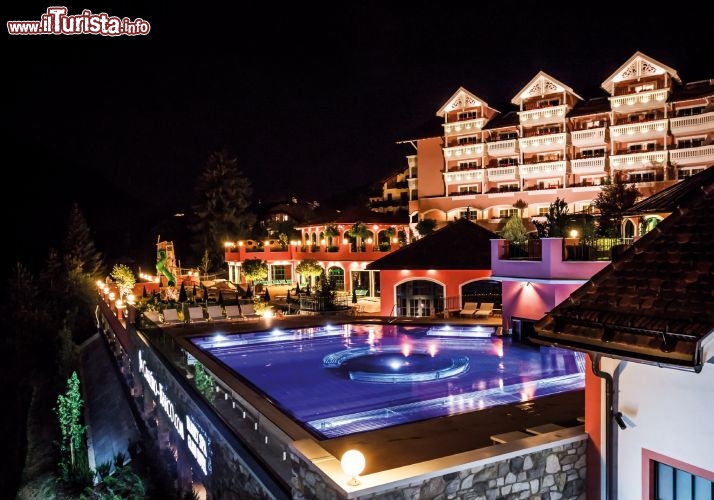 Immagine Hotel Cavallino bianco fotografato di notte, Val Gardena (Ortisei), Trentino Alto Adige.