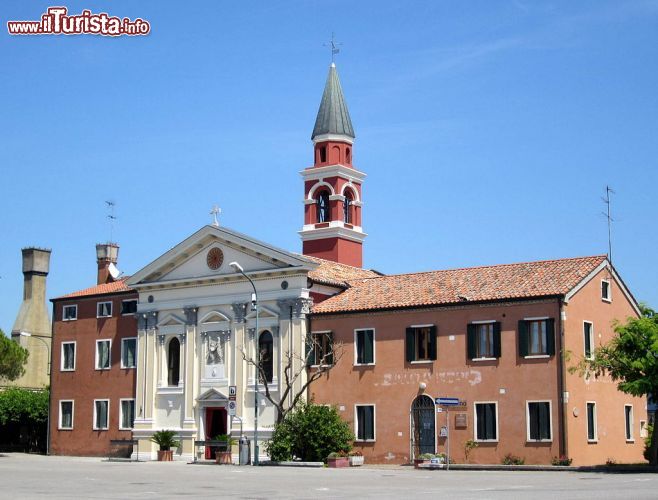 Immagine La Chiesa di Santa Maria Elisabetta a Cavallino, provincia di Venezia  - © Luca Aless - CC BY-SA 4.0 - Wikipedia