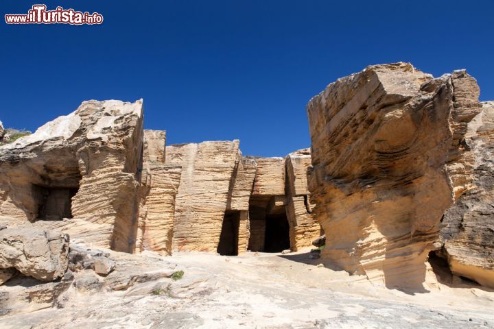 Immagine Cave di tufo sull'isola di Favignana, Sicilia. La zona nord est di Favignana è caratterizzata da cave di tufo e si presenta con innumerevoli grotte e erosioni che ne modellano il paesaggio - © Wiktor Bubniak / Shutterstock.com